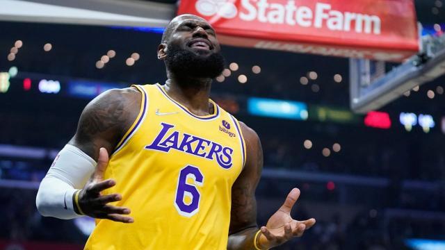 1646401078248036890.jpg 030322_la_lebronjamesreactsafterafoulap_03042022.jpg